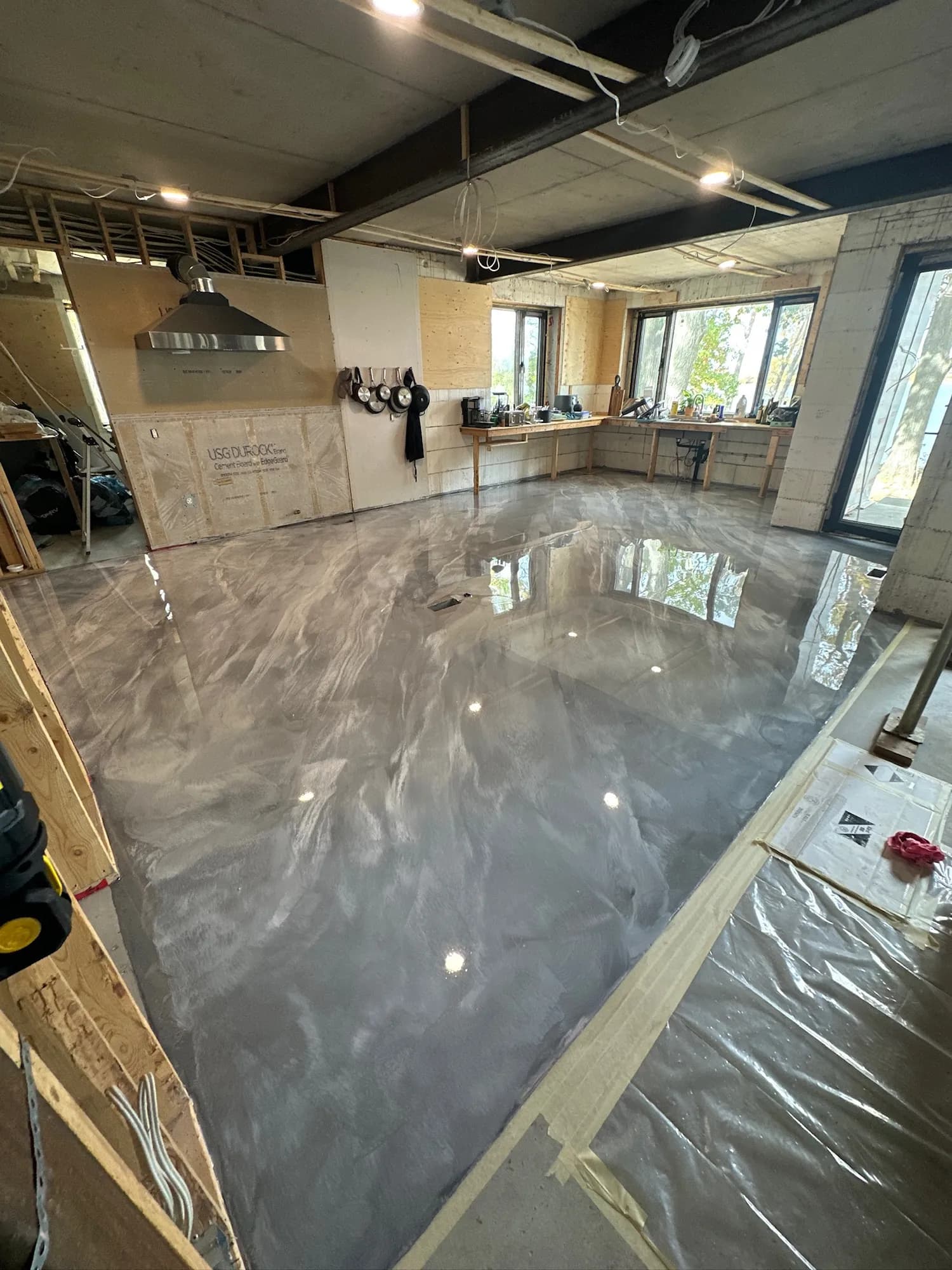 Plancher d'époxy métallique marbré réalisé par ERA