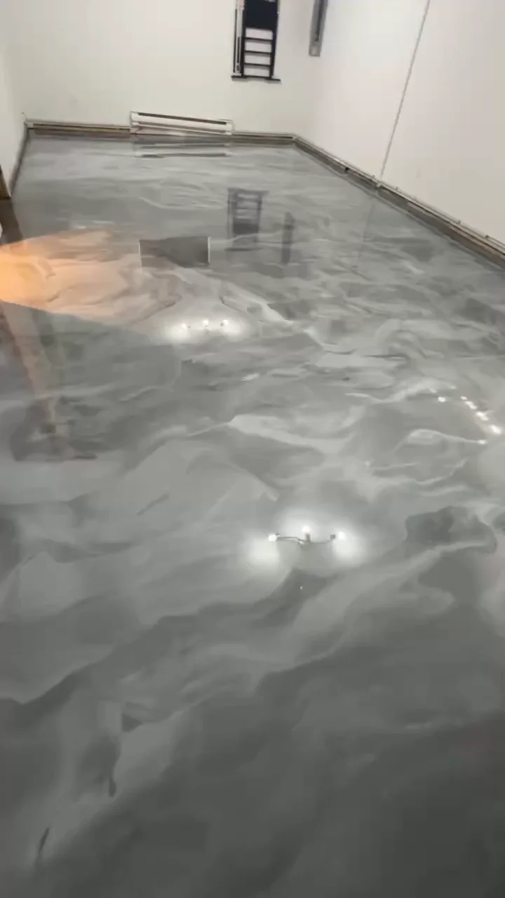 Plancher métallique argenté dans une pièce vide