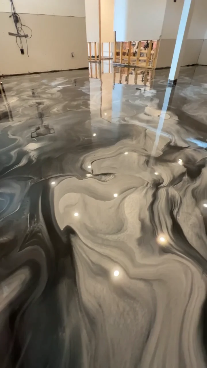 Grande salle au fini métallique gris