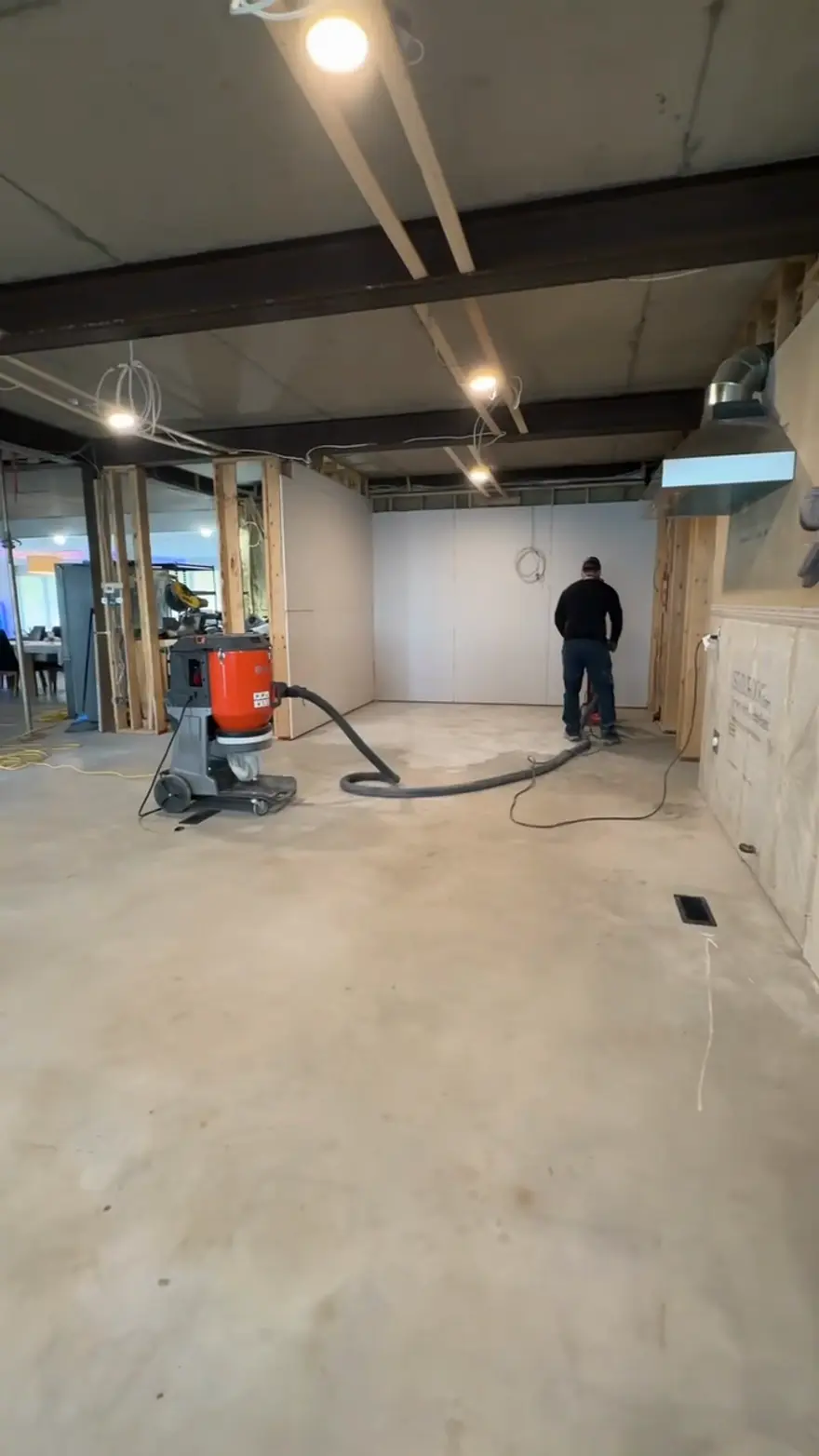 Sous-sol au béton brut, avant les travaux